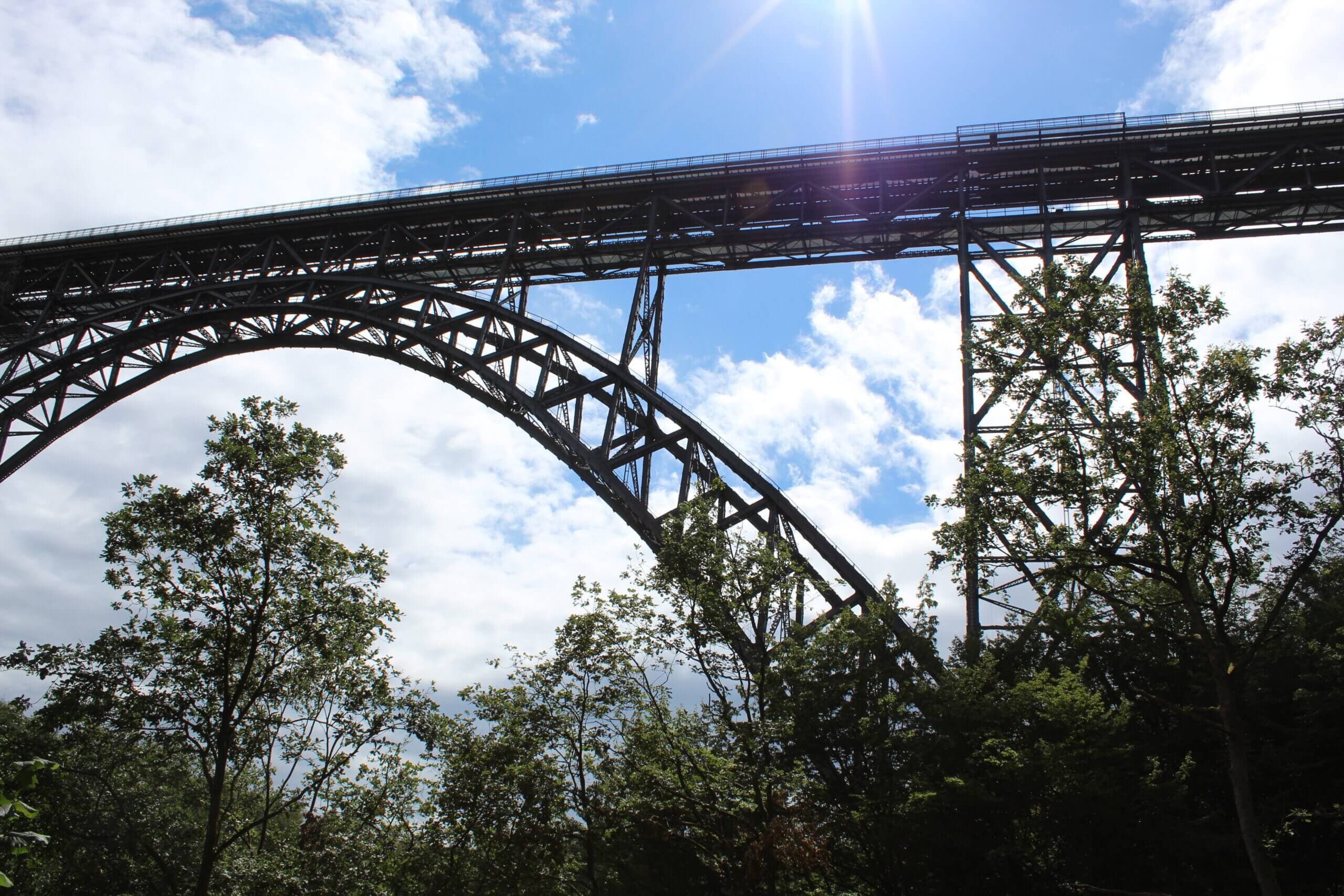 Der Bogen der Müngstener Brücke im Gegenlicht vor blauem Himmel