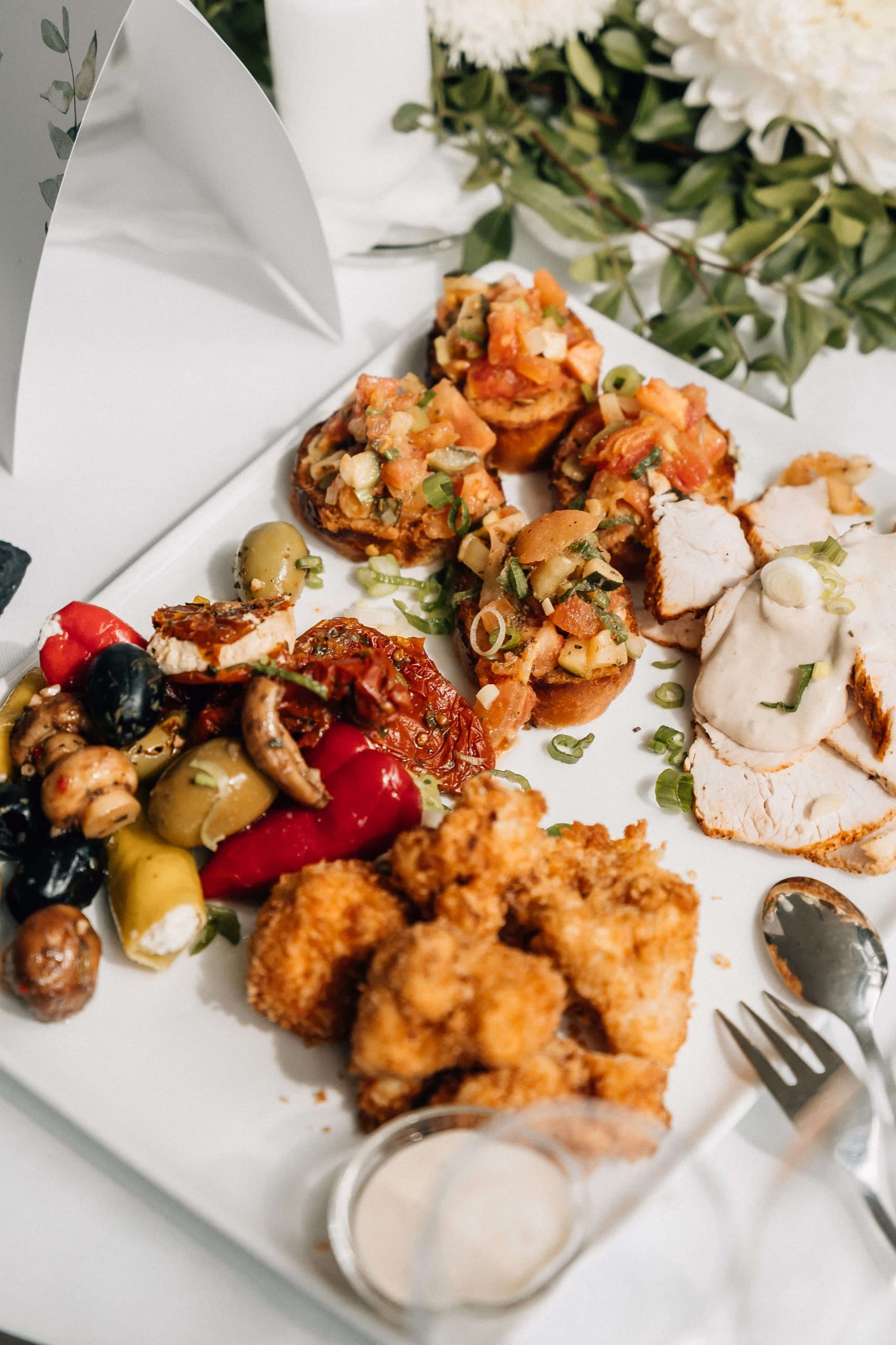 Vorspeisenplatte mit Bruschetta, Antipasti, gebackenem Käse und Braten