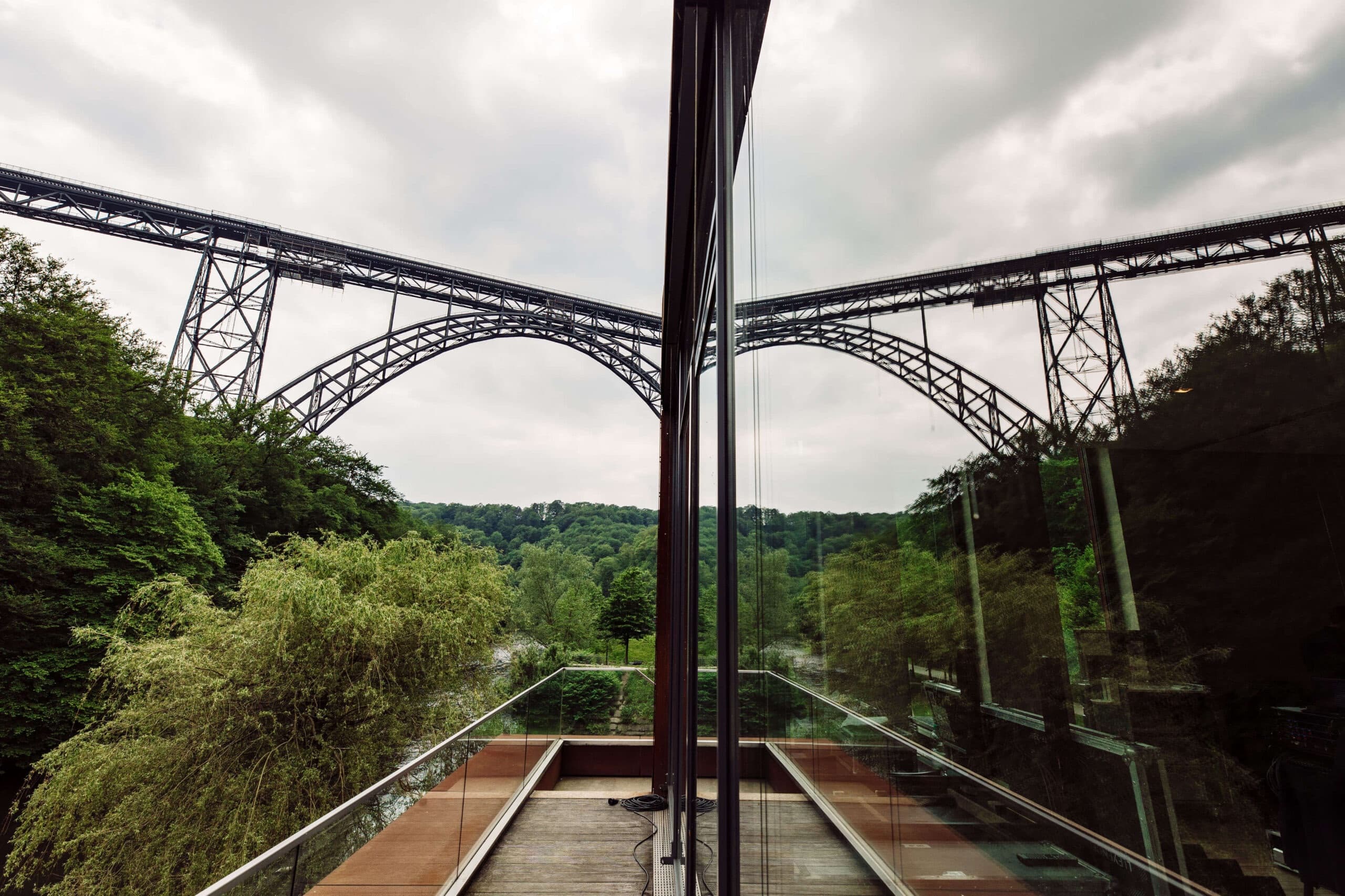 Blick von der Terrasse des Hauses auf den Bogen der Müngstener Brücke über dem Wuppertal