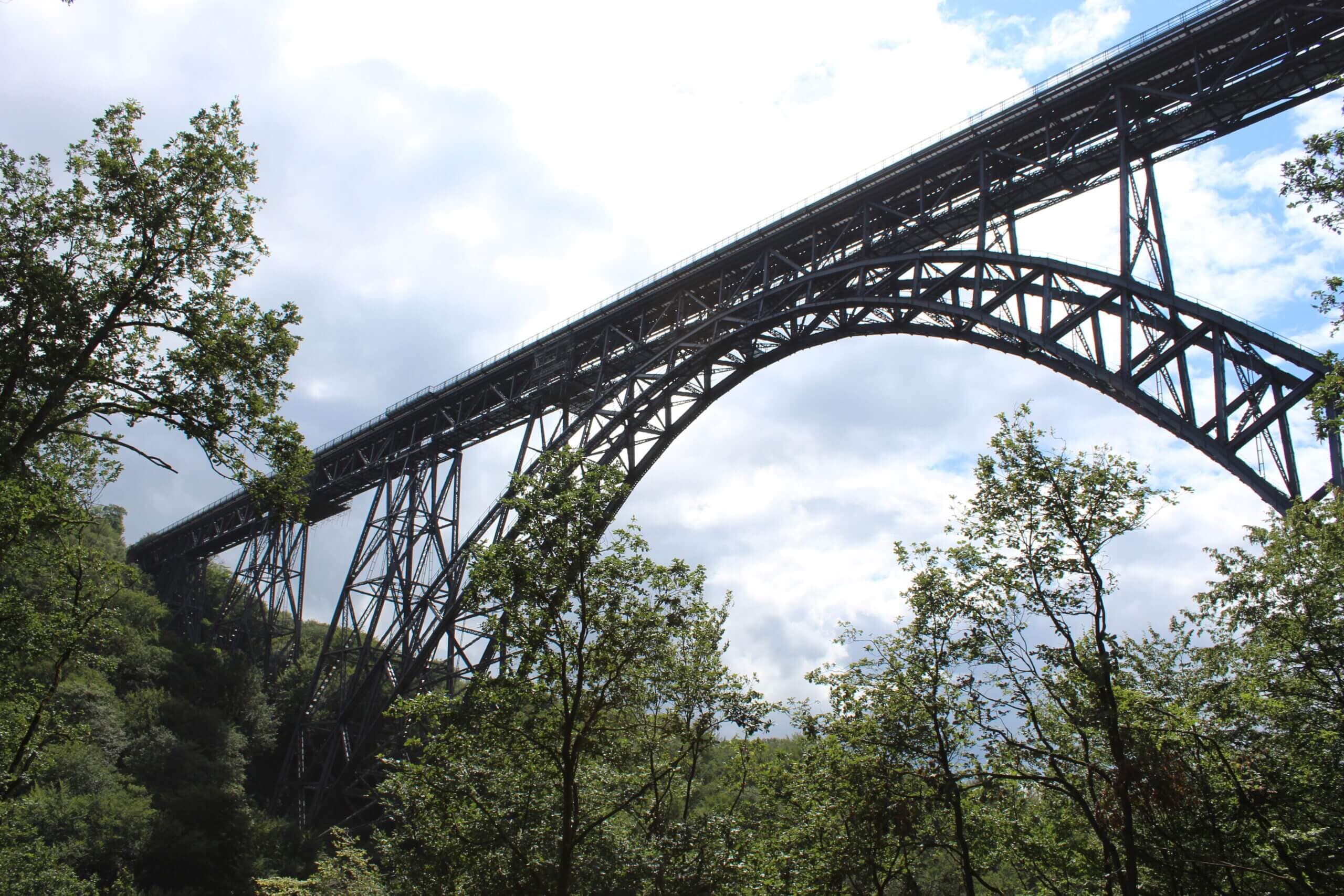Die Müngstener Brücke von unten, der Stahlbogen spannt sich über das Tal