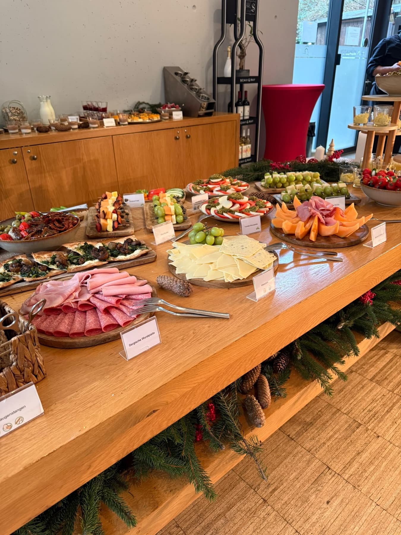 Lange Buffettafel mit Wurst- und Käsevariation, Obst und Tannengirlande