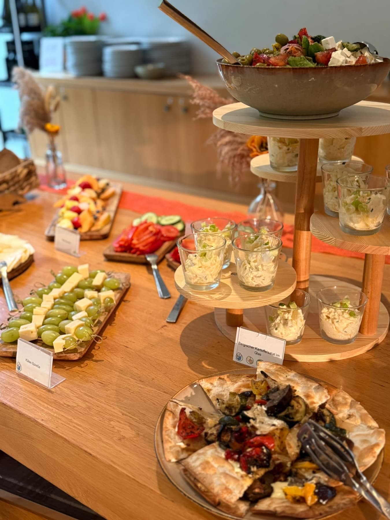 Käsespieße, Salat im Glas und Flammkuchen auf dem Buffet