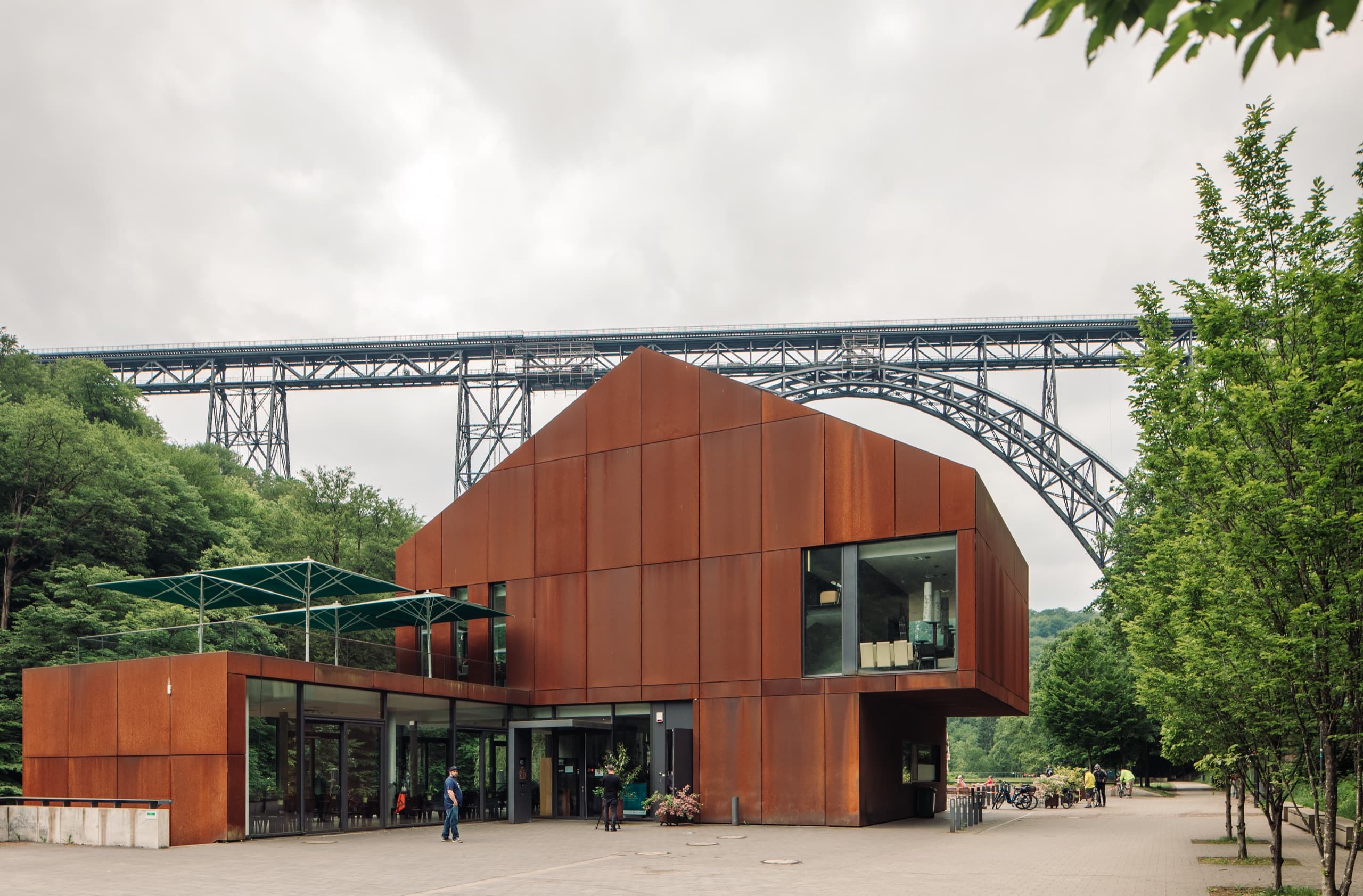 Haus Müngsten aus Cortenstahl vor der Müngstener Brücke, davor der weite Vorplatz