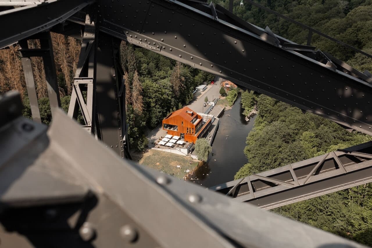Blick von der Müngstener Brücke hinunter auf Haus Müngsten und die Wupper