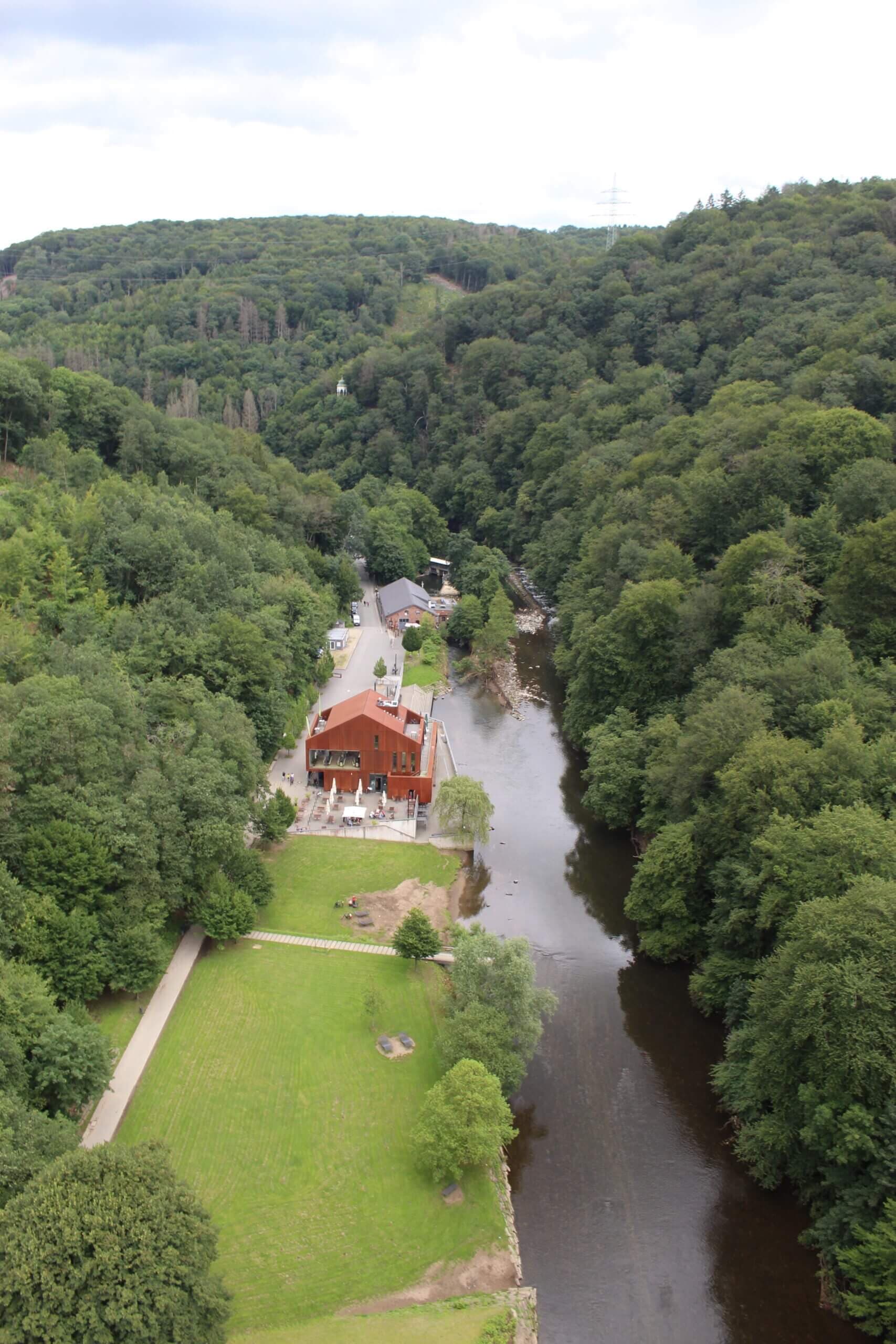 Das Wuppertal von oben mit Haus Müngsten am Flussufer