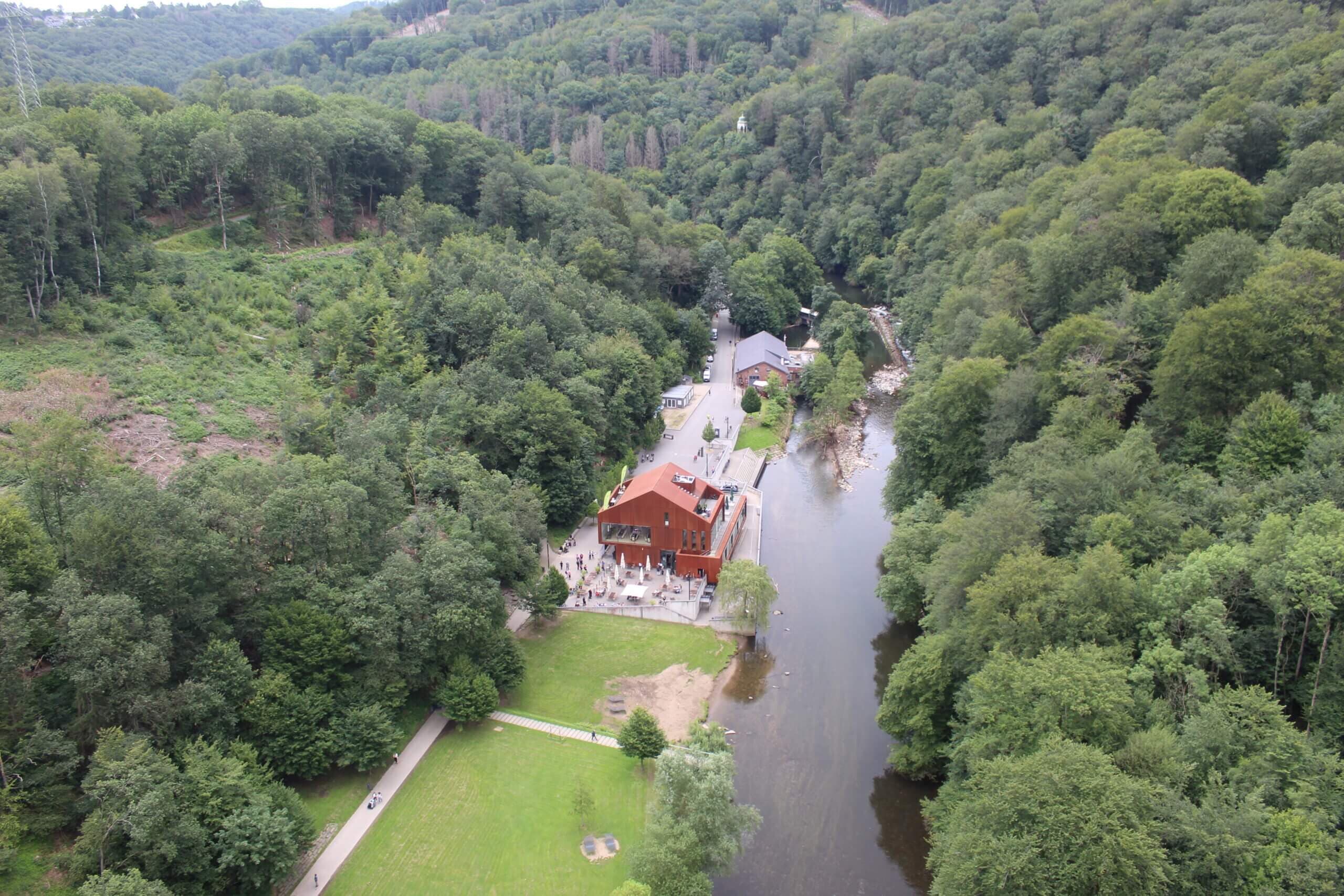Luftbild des Wuppertals mit Haus Müngsten, Flusslauf und bewaldeten Hängen